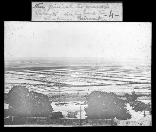 Les marais salants, vus du haut du château (vue 1), la récolte du sel (vue 2) / Émile Breteau (vue 2).